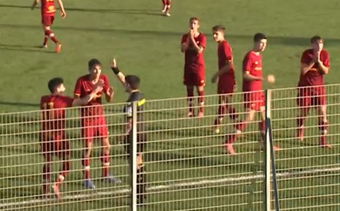 Video: Sao trẻ Napoli tái hiện kỳ quan “Bàn tay của Chúa” của Maradona