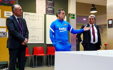 Tân HLV Barcelona ra mắt phòng thay đồ