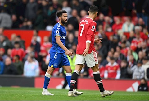 Ronaldo thể hiện sự khó chịu sau trận hòa của MU