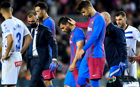 Aguero rời sân ngay hiệp 1 trận đấu của Barca vì chóng mặt