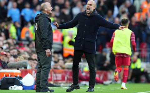 Pep Guardiola bực tức cho rằng trọng tài luôn thiên vị Liverpool và MU