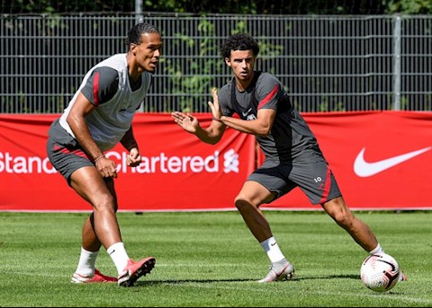 Virgil van Dijk chỉ ra cơ hội và thách thức với Curtis Jones