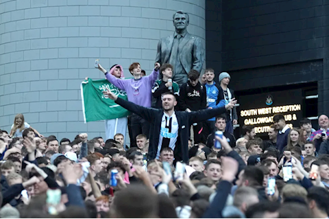 VIDEO: Newcastle đổi đời, NHM ăn mừng cuồng nhiệt