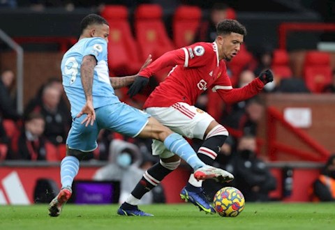 Aaron Wan-Bissaka mất vị trí vào tay Jadon Sancho
