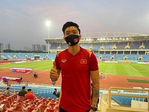 Văn Hậu đến sân cổ vũ ĐT Việt Nam đấu Nhật Bản