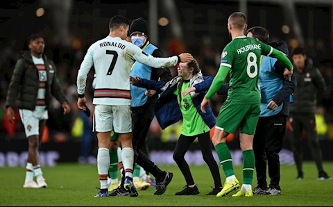 Cristiano Ronaldo có hành động đẹp với CĐV nhí lao xuống sân