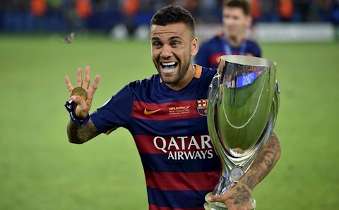 Alves trở về Barca, nhận luôn số áo nổi tiếng