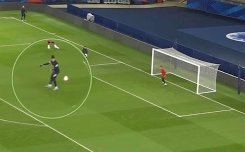 Video: Kylian Mbappe ghi siêu phẩm đánh gót trên sân tập