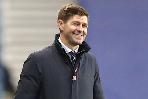 Vừa trở lại Anh, Steven Gerrard đã so sánh Liverpool và MU