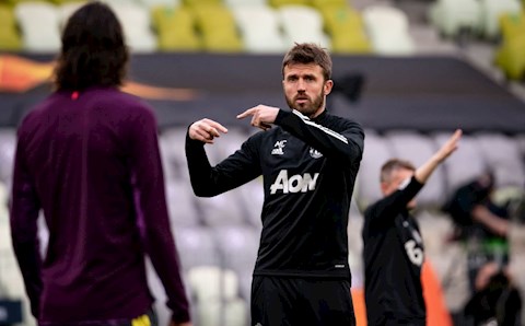 Michael Carrick được khuyên rời MU để kế nhiệm Steven Gerrard