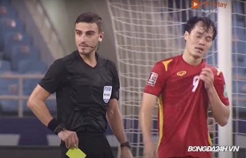 "Vấp cỏ" trong vòng cấm, tiền đạo Văn Toàn nhận ngay thẻ vàng