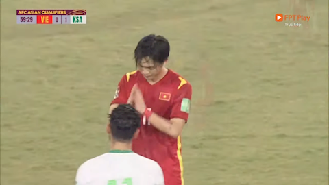 Tuấn Anh chắp tay xin lỗi thủ quân Saudi Arabia