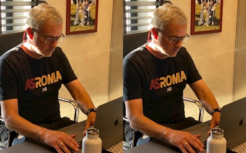 Trong văn phòng của Mourinho là báu vật cùng Man United