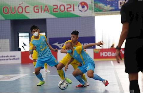 Đeo khẩu trang thi đấu, CLB futsal Khánh Hòa thua đau đối thủ