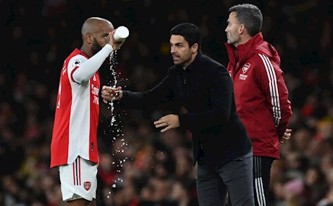 Arteta giải thích lý do loại bỏ Lacazette trước Newcastle