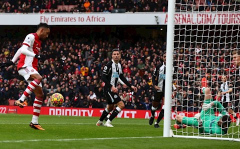 Aubameyang bỏ lỡ cơ hội khó tin ở trận thắng Newcastle