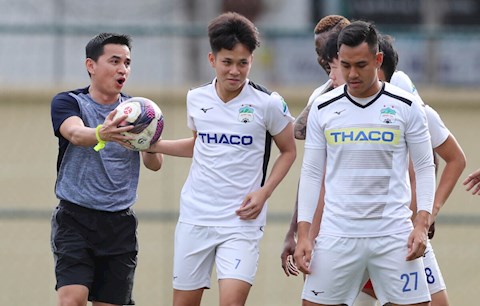 Bầu Đức cho mượn quân quá đà, HLV Kiatisuk phải đôn sao mai lên đội 1