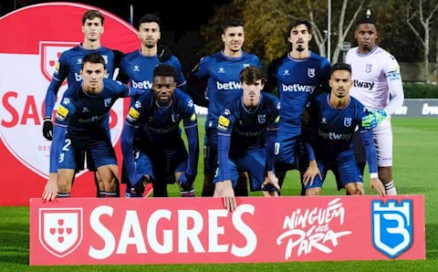 Giới chủ xấu hổ vì CLB còn 9 người vẫn bắt đá