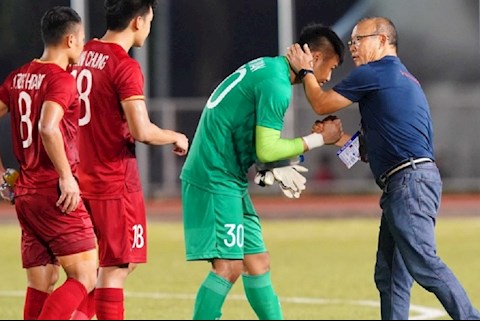 Văn Toản nhận món quà ý nghĩa của thầy Park trước khi lên bàn phẫu thuật