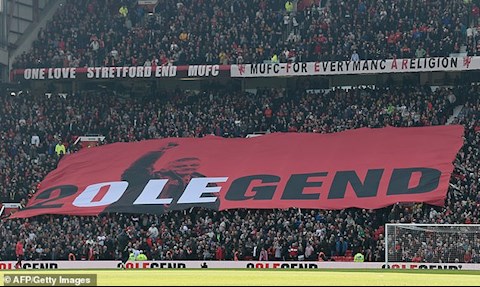 CĐV MU làm điều bất ngờ với người cũ trong trận đấu với Arsenal?