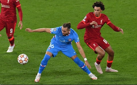 Alexander-Arnold tố Atletico chơi xấu