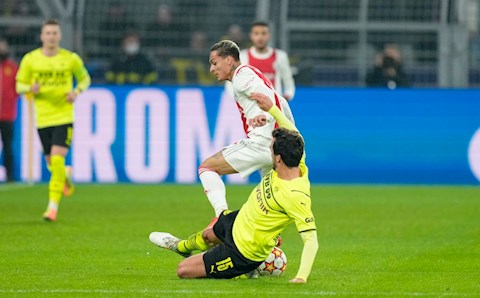 Mats Hummels nhận thẻ đỏ khó tin sau pha tắc bóng gọn gàng với sao Ajax
