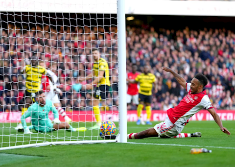 Aubameyang tái hiện pha cướp bàn thắng của Nani với Ronaldo