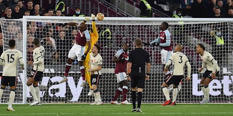 VIDEO: Alisson phản lưới nhà