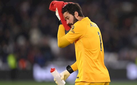 Thủ môn Alisson bị chỉ trích sau trận thua của Liverpool