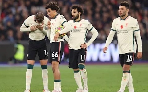 Carragher chỉ ra điểm yếu trong cách phòng ngự của Liverpool