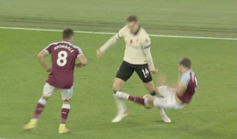 CĐV Liverpool tức giận với VAR sau trận thua West Ham