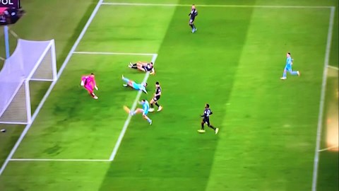 Bản hợp đồng 100 triệu của Man City bỏ lỡ cơ hội khó tin