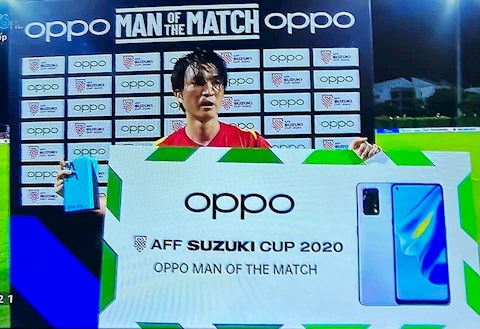 Tuấn Anh nhận giải cầu thủ xuất sắc nhất trận Việt Nam 3-0 Malaysia