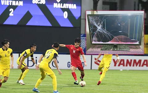 CĐV Malaysia đập bể màn hình sau khi chứng kiến trận thắng của Việt Nam
