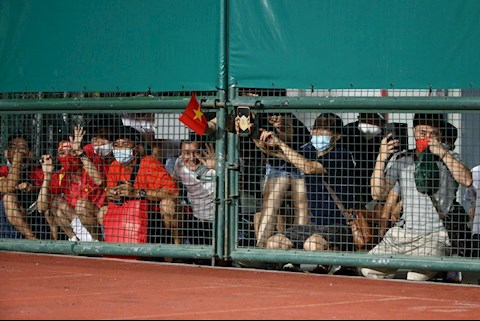 Người hâm mộ tiếp tục thể hiện tình yêu với ĐT Việt Nam từ khán đài đặc biệt