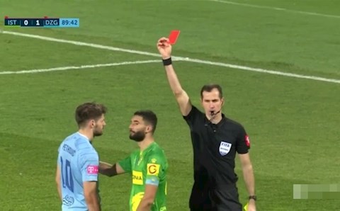 Video: Ngỡ ngàng vì nhận thẻ đỏ sau khi đá penalty thành công
