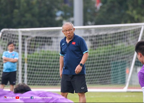 ĐT Việt Nam tập nhẹ, mổ băng nghiên cứu Campuchia