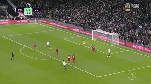 Dele Alli bỏ lỡ cơ hội khó tin trước Liverpool