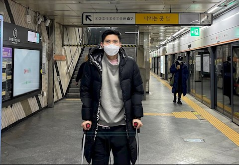 Đoàn Văn Hậu lần đầu rời bệnh viện ở Hàn Quốc