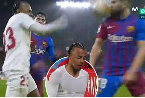 Mục tiêu số 1 của Chelsea nhận thẻ đỏ trực tiếp vì ném bóng vào mặt Jordi Alba