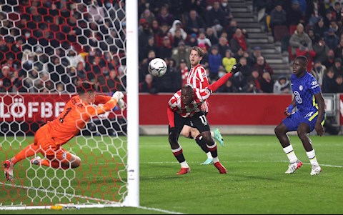 Tình huống cứu thua khó tin của Kepa trước Brentford