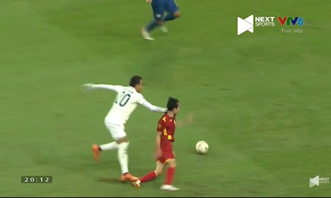 Khó tin với tình huống thoát thẻ đỏ của thủ môn Thái Lan