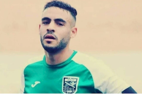 Thủ môn 30 tuổi người Algeria qua đời ngay trên sân