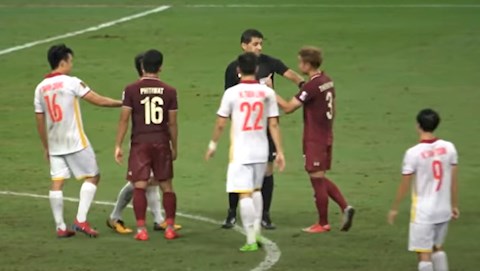 Theerathon giơ ngón tay thối với Quang Hải