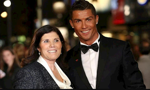 Mẹ Ronaldo tặng quà bất ngờ cho con trai