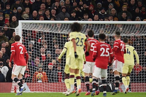 Cựu trọng tài giải thích bàn thua gây tranh cãi của MU