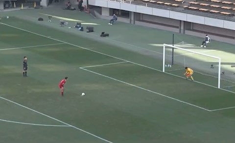 Video: Kỷ lục? Pha chạy đà sút penalty mất gần 30 giây ở Nhật Bản