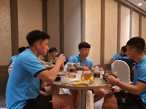 Thầy trò HLV Park Hang Seo nhận tiếp tế thực phẩm từ kiều bào Singapore