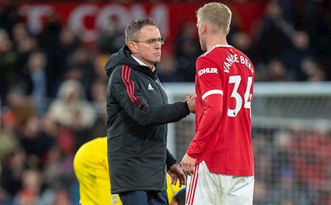 HLV Ten Hag không vui khi thấy Van de Beek bị đày ải ở MU