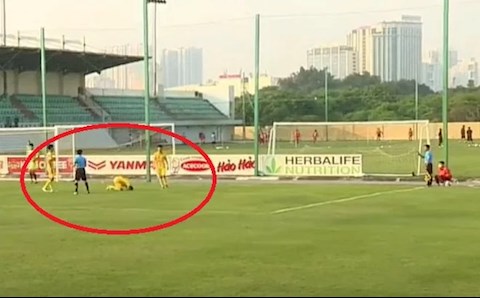 Sao trẻ HAGL nghi quỳ lạy trọng tài ở vòng loại U21 Quốc gia